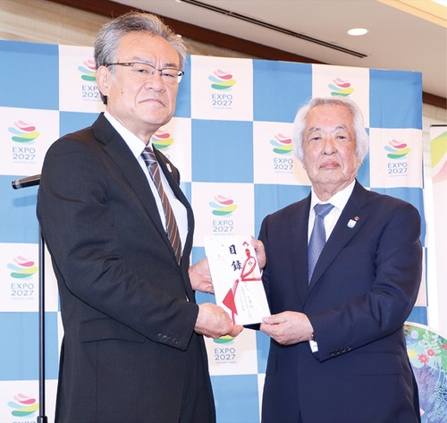 河村事務総長（左）に目録を手渡す坂倉副会頭（横浜商工会議所提供）