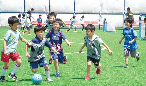 ボールを追う子どもたち（横浜ＦＣ提供）