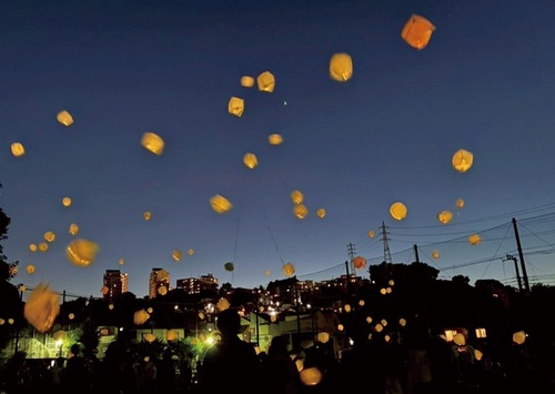 宙に舞うランタン（提供写真）