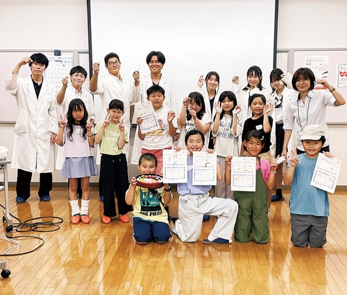 作品を披露して交流する参加者