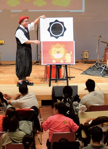 「このカゲなんのカゲ」を披露する保科さん