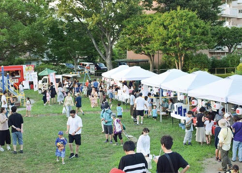 各種模擬店とキッチンカー