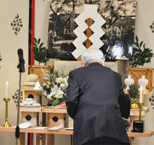 献花を行う参列者