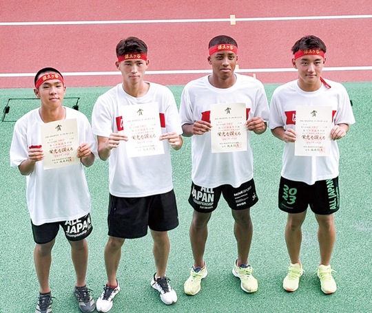 大会新記録を出した４×１００ｍリレーの選手たち（同部提供）
