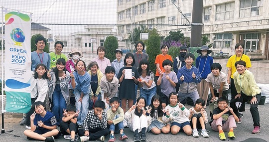 任命書を受け取る上星川小環境委員会の児童たち