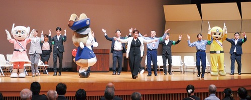 歌で特殊詐欺防止を呼び掛けた