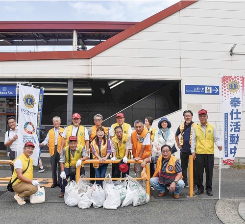ごみを拾い終え、上星川駅前に集合するメンバー（提供写真）