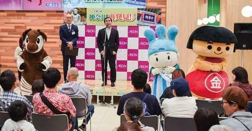 壇上であいさつする橋本副知事（右）と藤田東神奈川事業部長