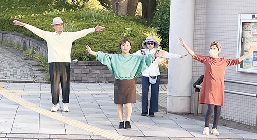 体を動かす地元住民