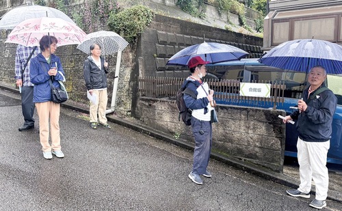 傘をさし、まちを歩く参加者