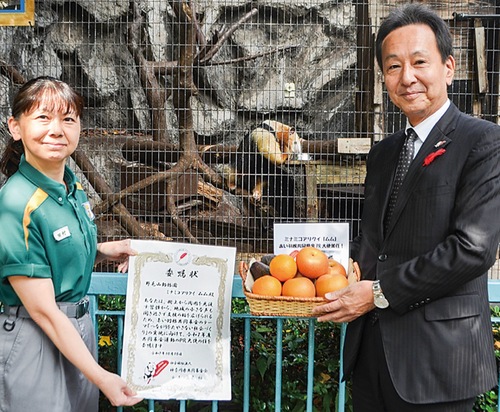 委嘱状を手にする田村園長（左）と中島常務理事