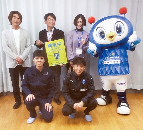 交通安全を呼び掛ける関係者