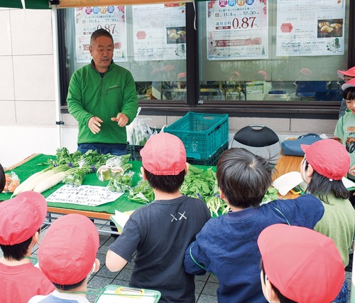 児童からの質問に答える三村さん