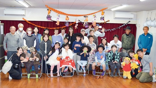 記念写真を撮影する参加者