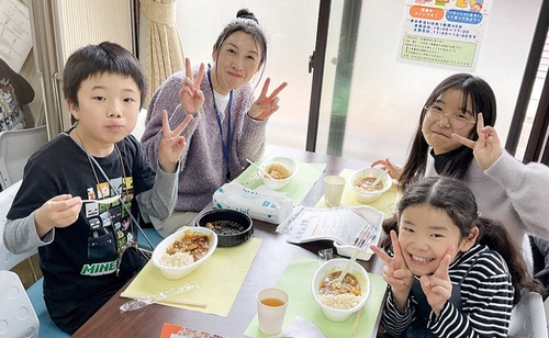 笑顔で食事を頬張る参加者