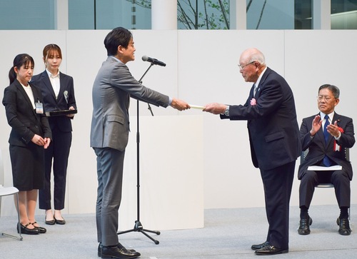 山中市長（左）から表彰状を受け取る受賞者