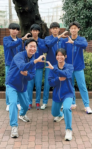 笑顔を見せる横浜清風の選手