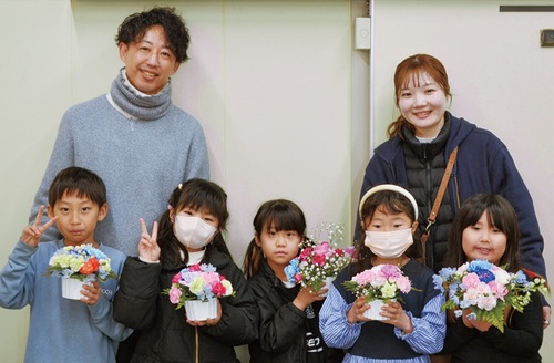 フラワーアレンジメントを体験した児童たち