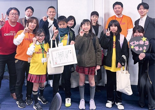 優秀賞を受賞した子どもたちと関係者（提供）