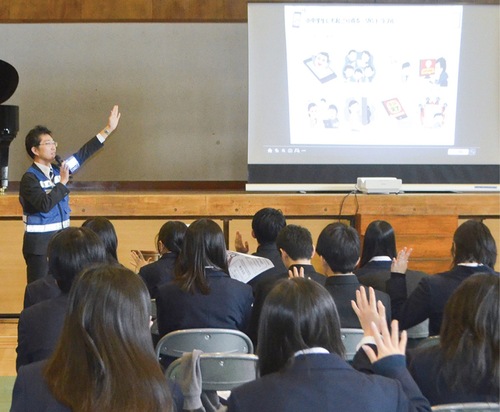 生徒に質問を投げながら講義を進める島田会長