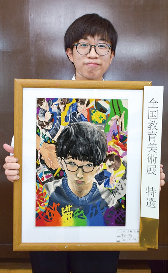 作品を手にする室谷さん