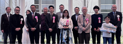 表彰式で記念写真を撮影する受賞者ら