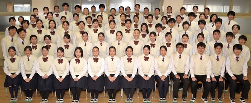 定期演奏会に出演する同部部員たち（同校提供）