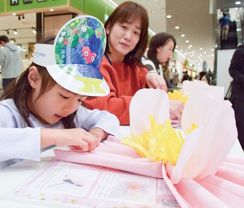 ジャイアントフラワーを制作する子ども