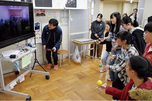けん玉の技を披露する児童