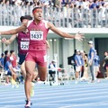 １位でフィニッシュする塚本さん＝平和堂ＨＡＴＯスタジアム