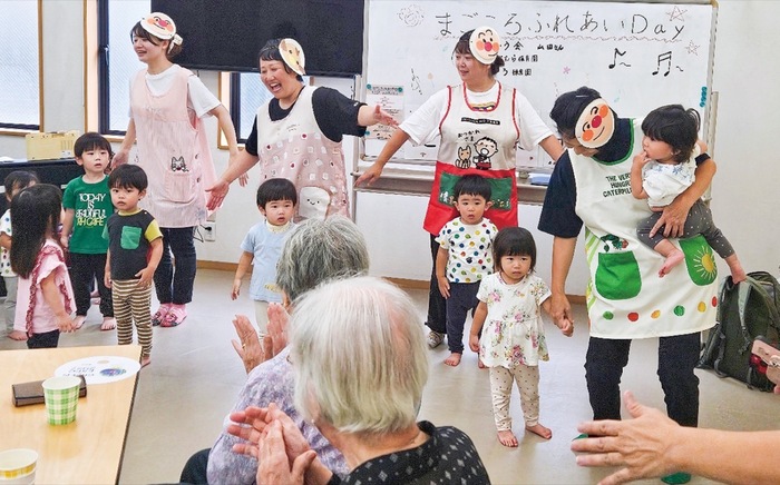 園児が歌など披露　敬老会で異世代交流