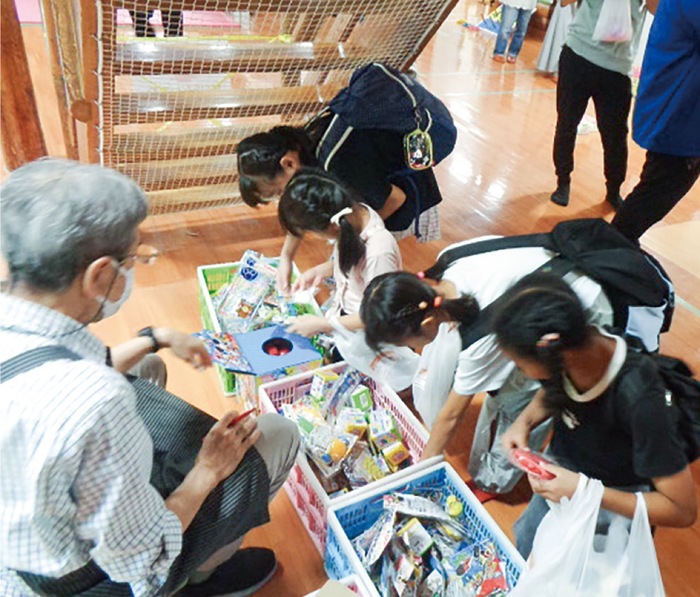 川島町公園　ログハウス　２年ぶり 秋まつり盛況　近隣住民130人が参加