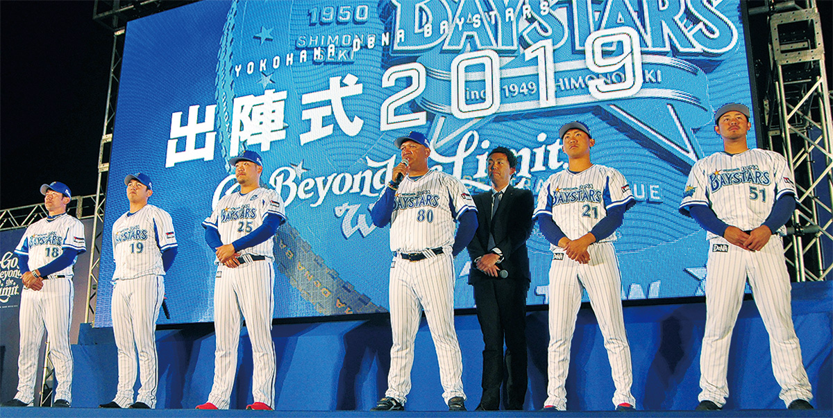 決意を述べるラミレス監督（左から４人目）と選手