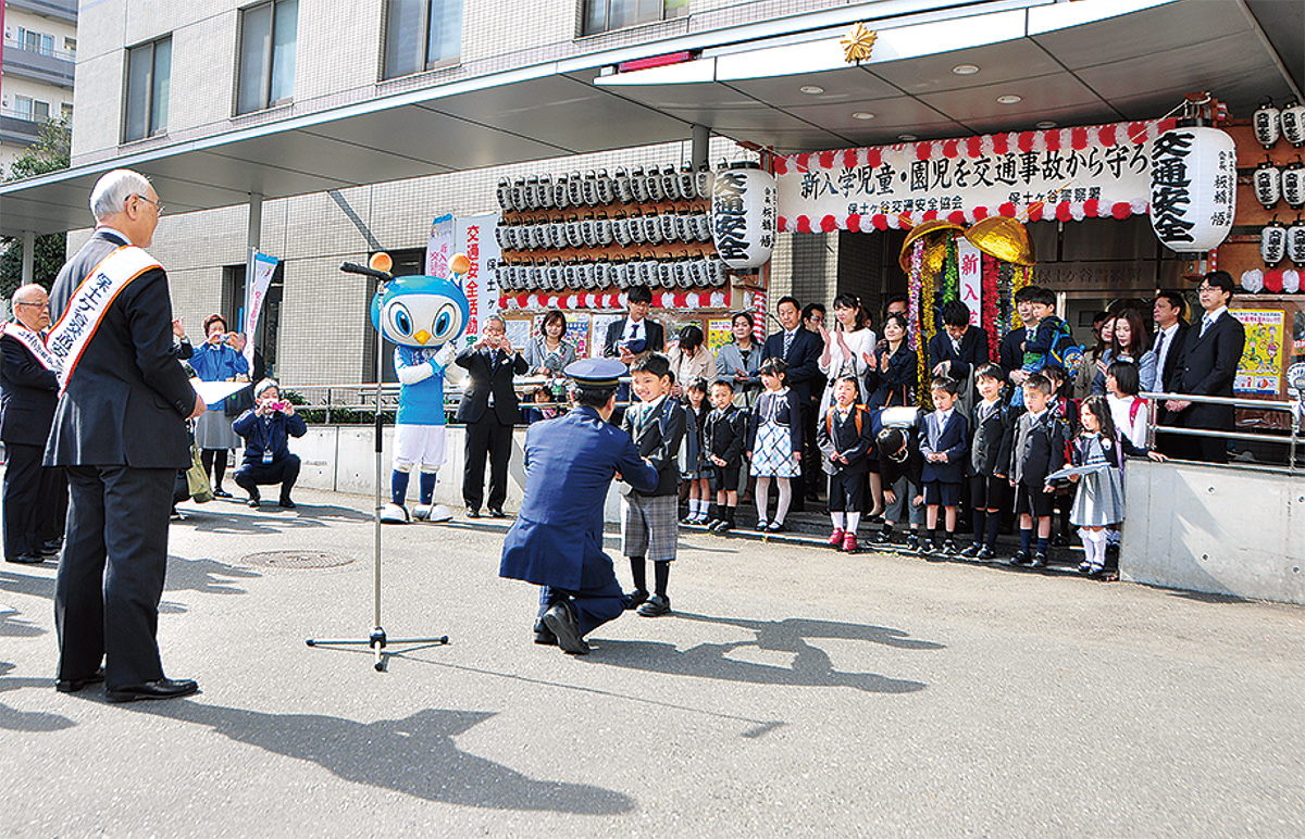 新入学児童に記念品が渡された