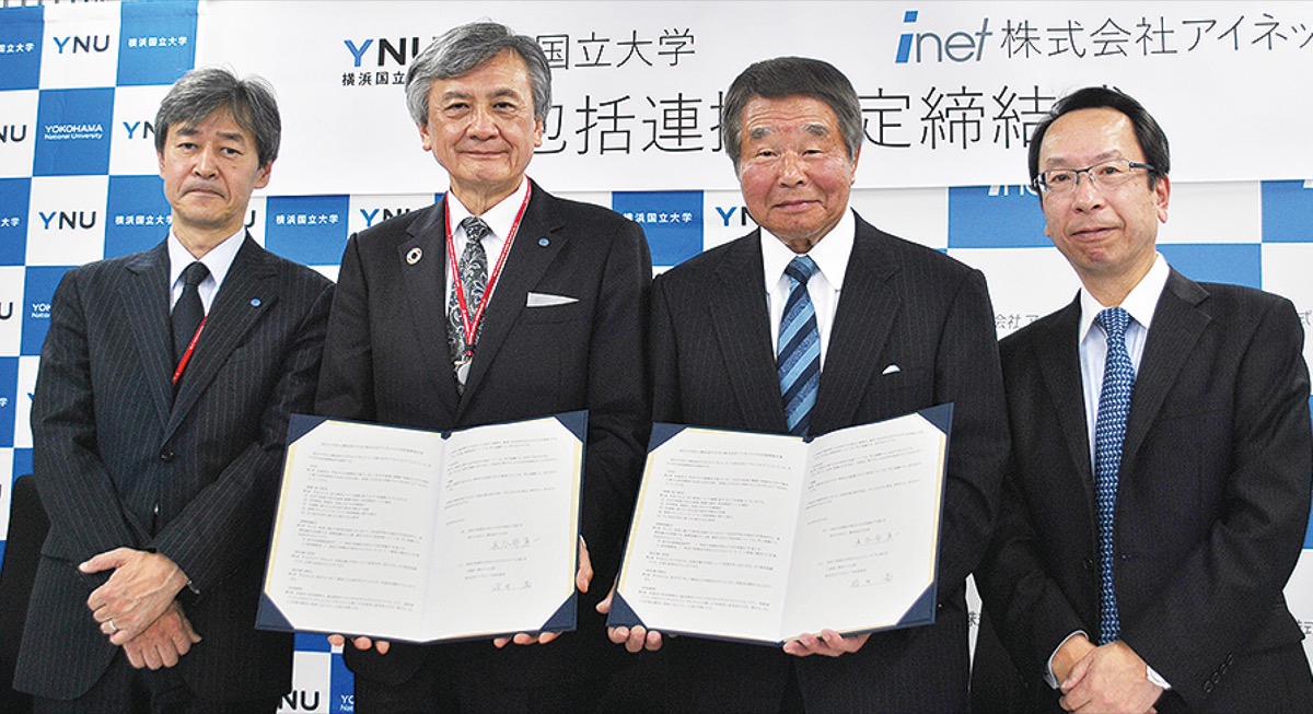 覚書に署名した長谷部学長（左から２番目）と池田会長（同３番目）
