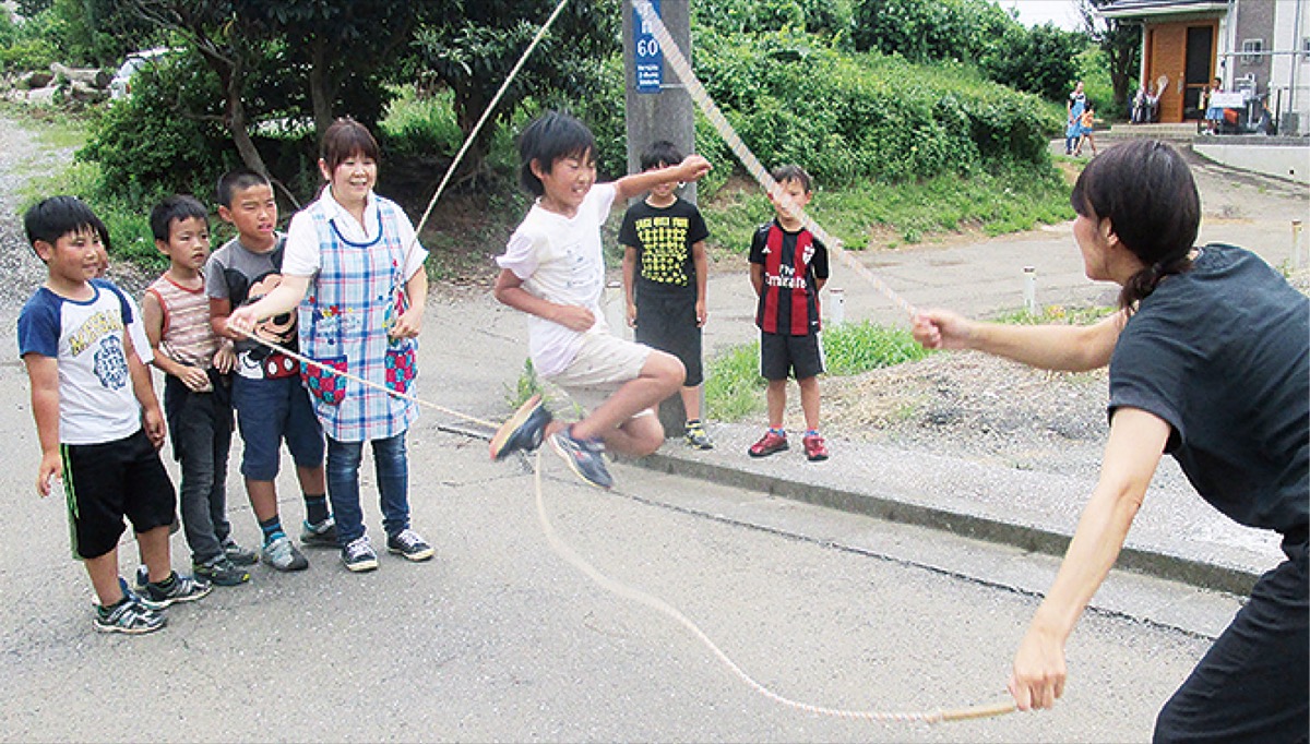 放課後の「居場所」で友だちと過ごす児童