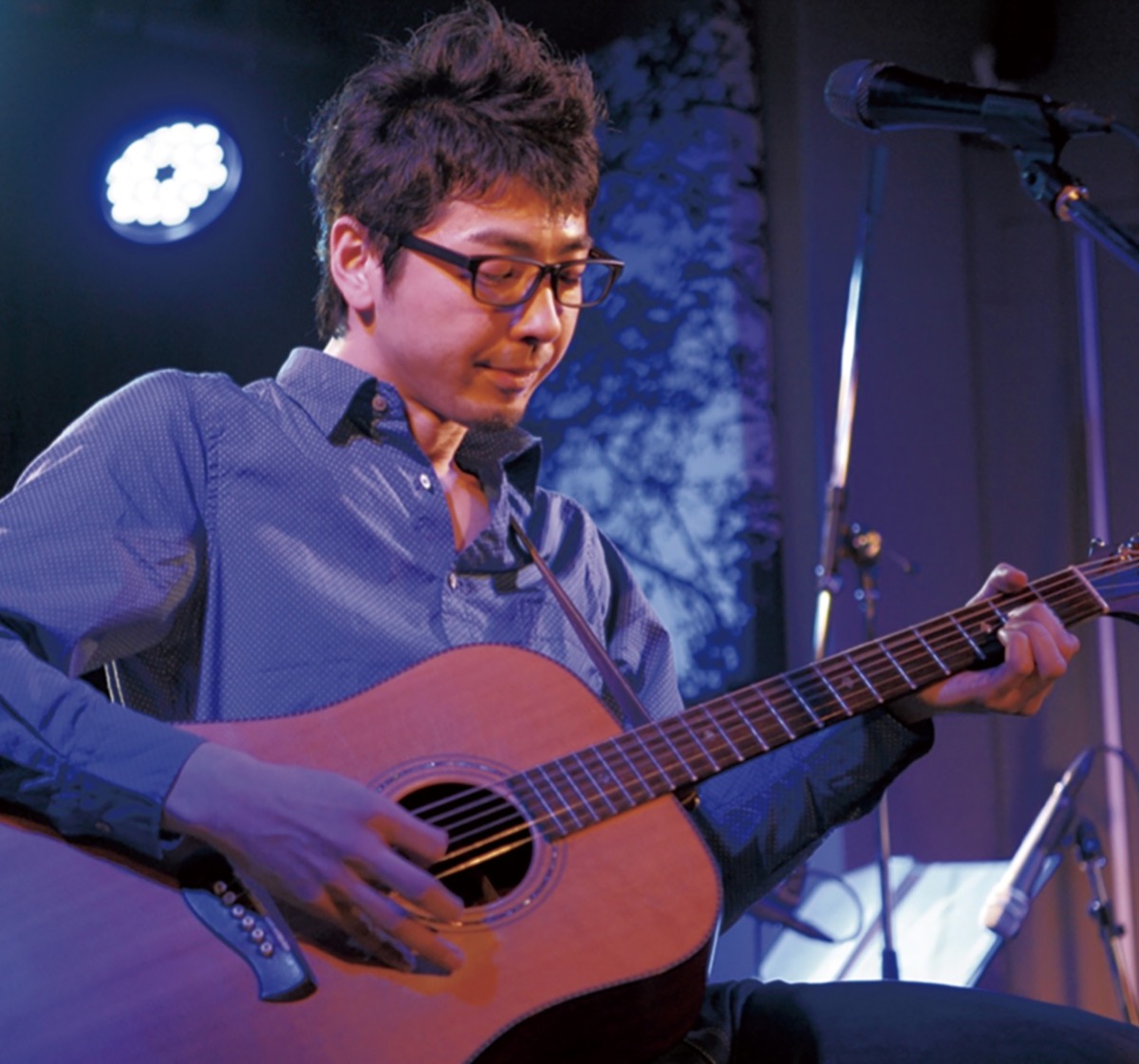 ライブでギターを弾くオオゼキさん