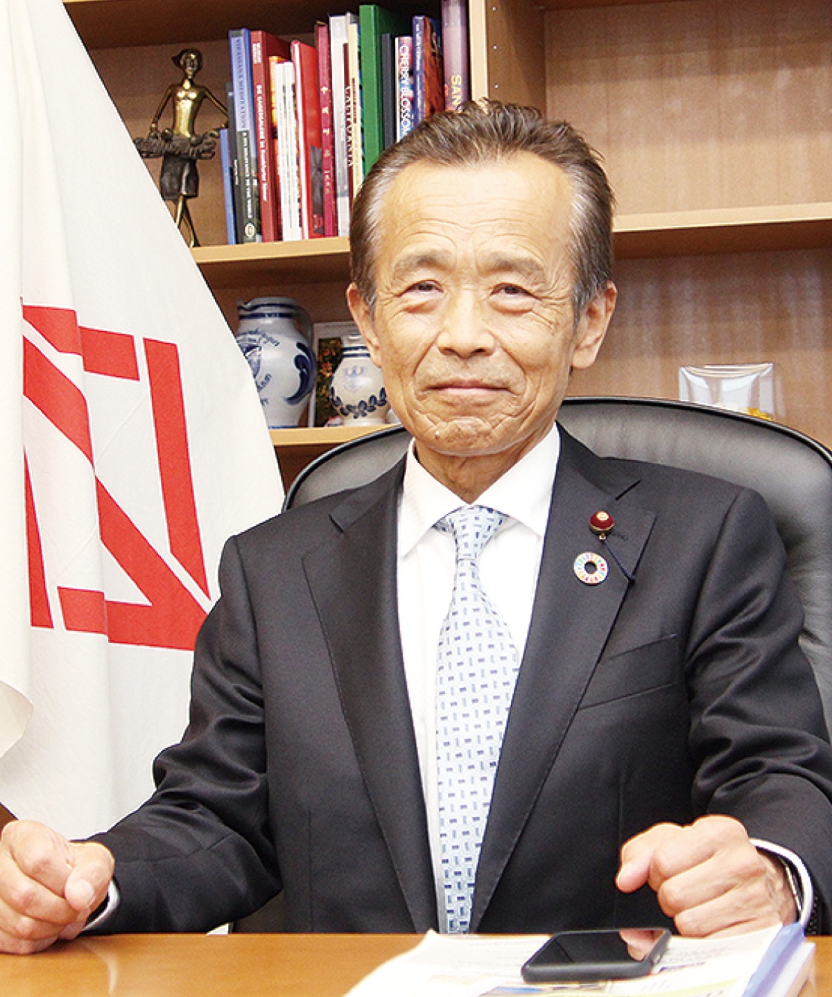 議長室の自席に座る清水議長