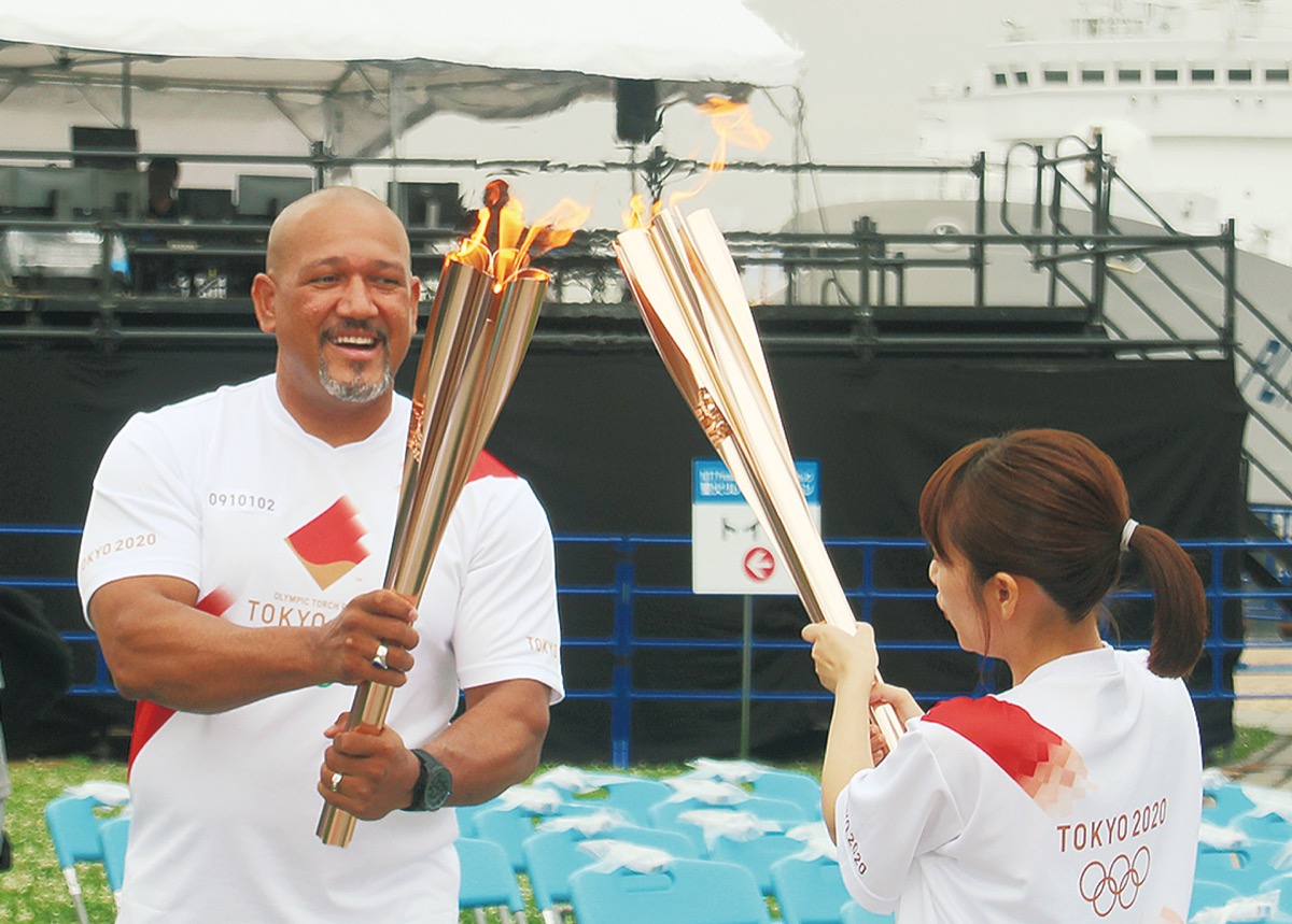 96人が聖火の灯つなぐ (写真1)