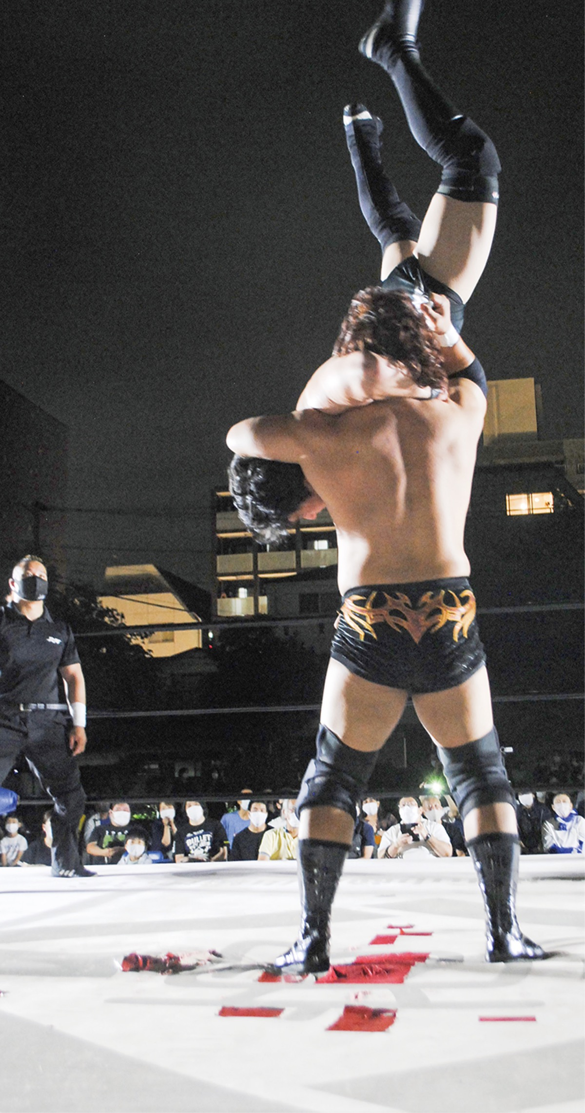 大技に拍手で｢声援｣ (写真1)