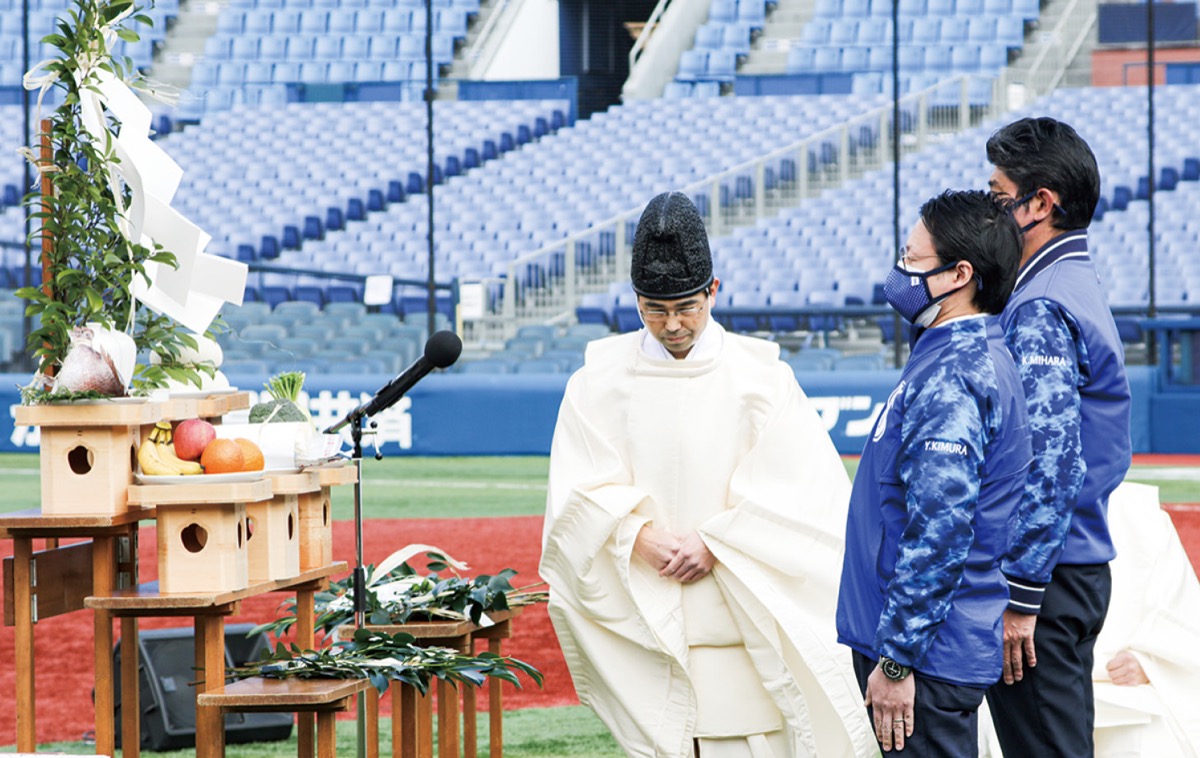 神事に参列する木村社長（手前）と三原球団代表