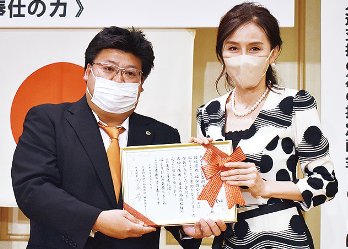 支援への感謝状を手渡す杉本さん