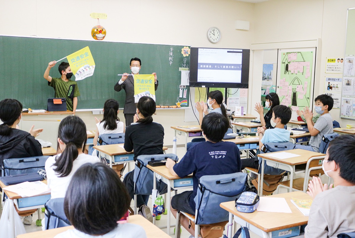 保土ケ谷区にある仏向小学校の６年生３クラスを回り、横断旗を届けた