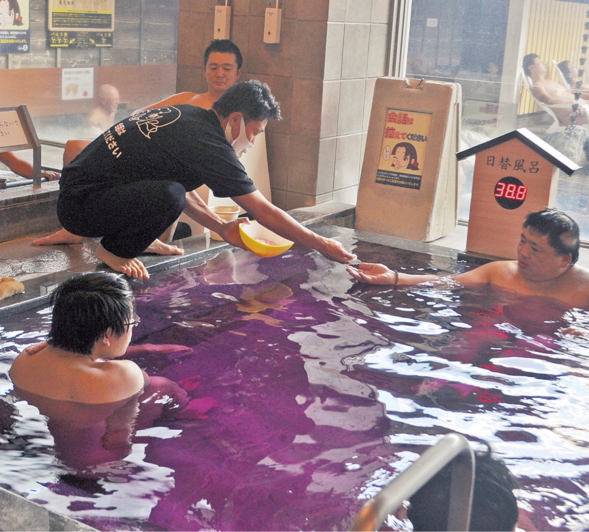 ピンクリボンを模ったコラーゲンを手渡しながらピンクリボン運動を紹介した