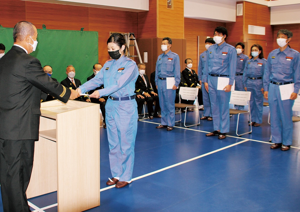 辞令書を受け取る新入団員たち