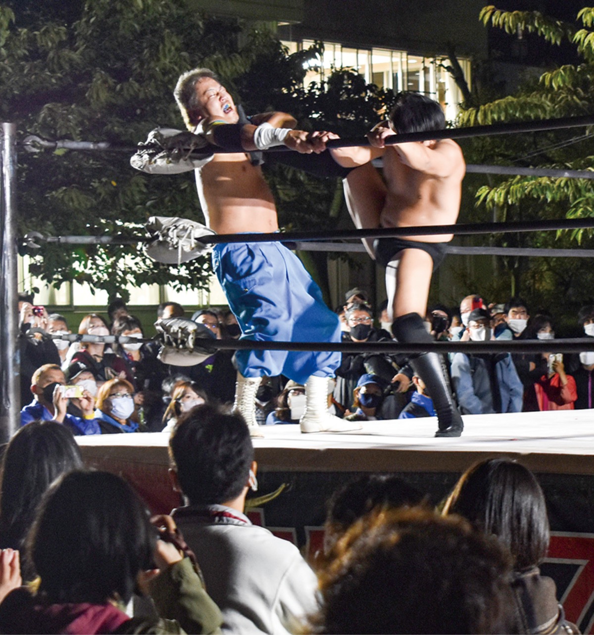 熱い戦いを多くの人が見守った