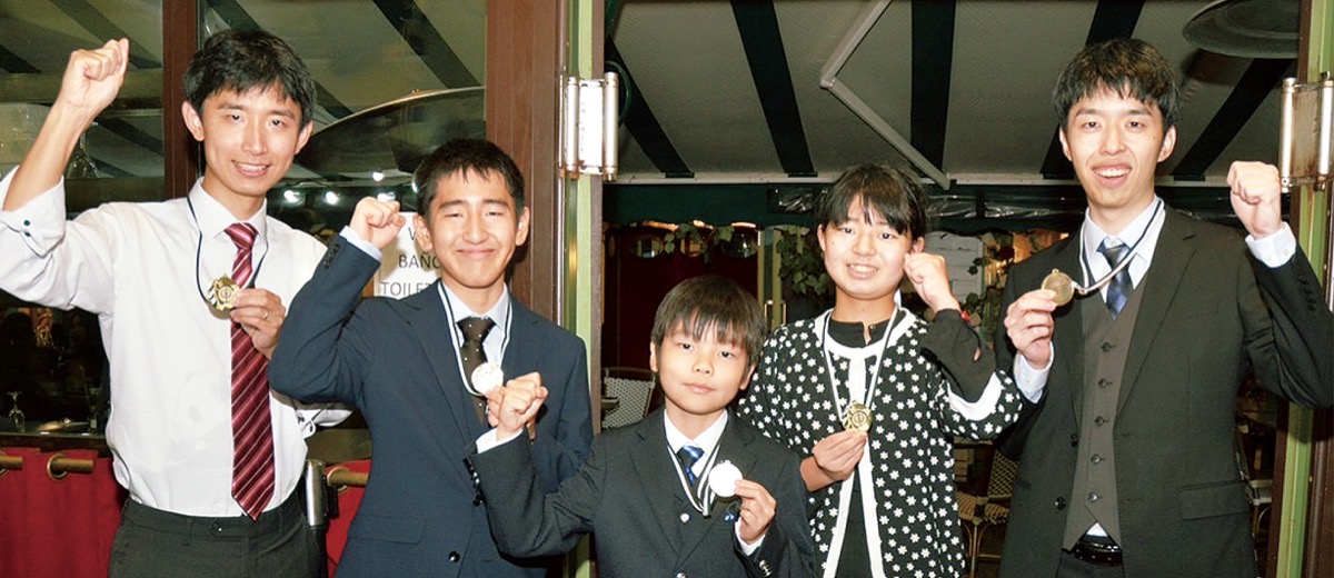 金メダルを手にした大森さん(写真一番左)