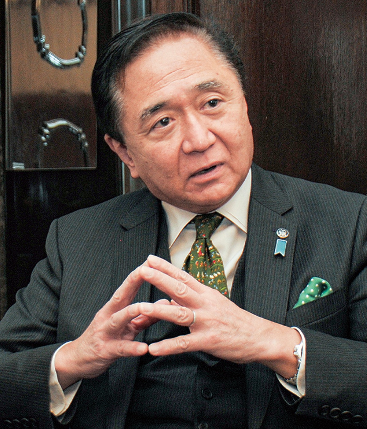 インタビューに答える黒岩知事
