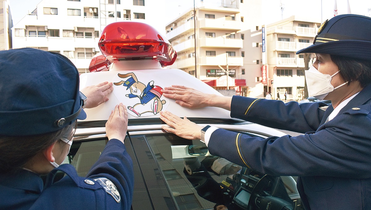 保土ケ谷警察署 ｢脱兎のごとく現場へ｣ パトカーにうさぎマスコット