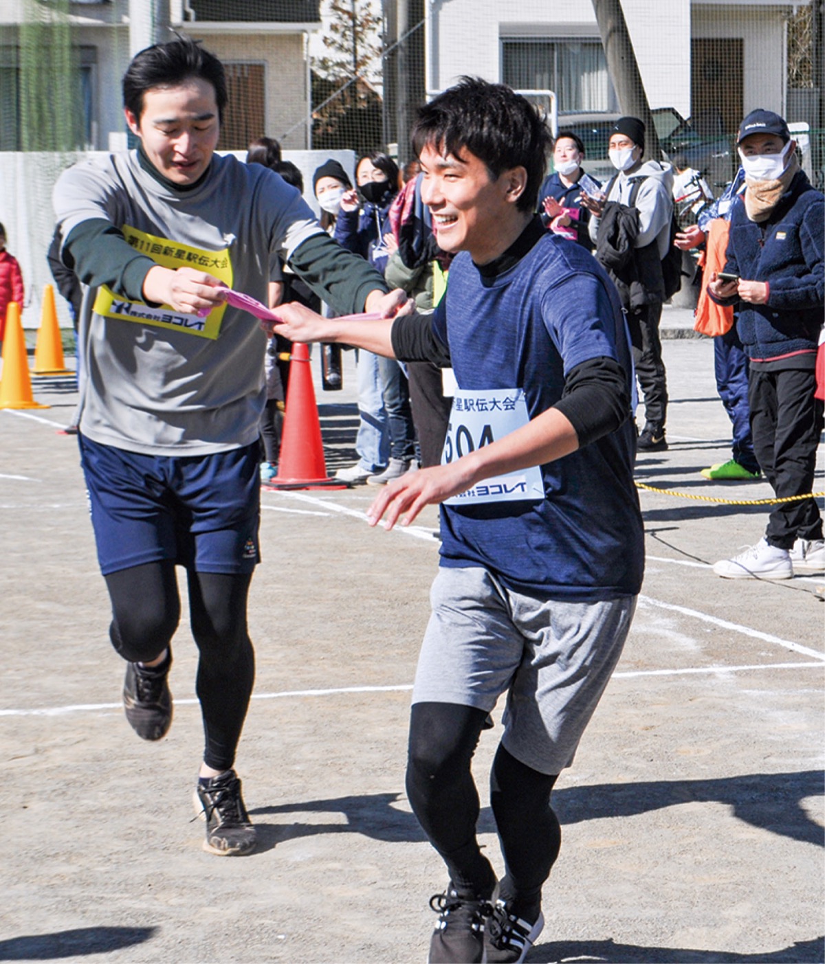 新星駅伝 18チームが新井路 疾走 白熱の襷リレーに歓声 | 保土ケ谷区 | タウンニュース
